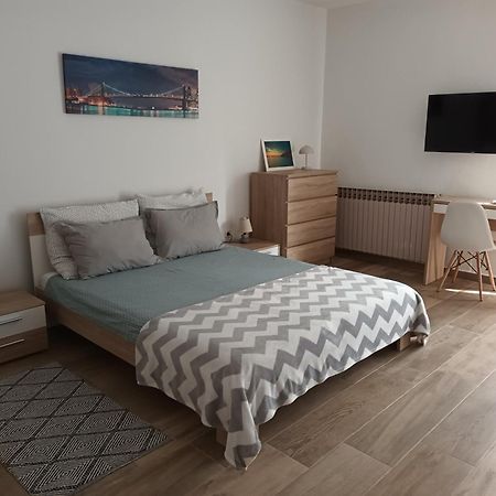 Studio Apartman Dori Pola Esterno foto